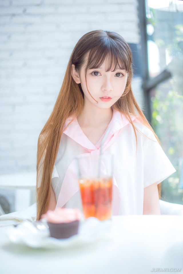 “先生上座。”默契达成，接下来的气氛，自然进入到一种友好的氛围之中。
